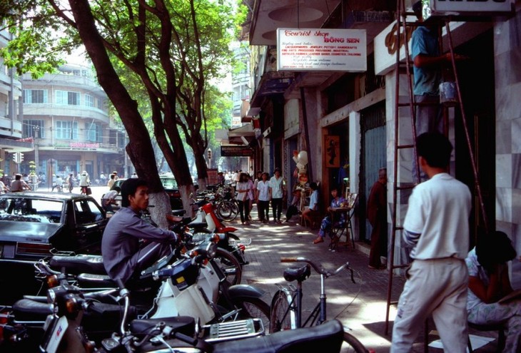 Interesting photos showcase Saigon traffic in 1989 - ảnh 13