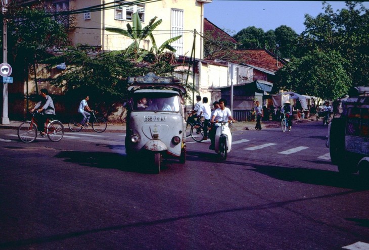 Interesting photos showcase Saigon traffic in 1989 - ảnh 15