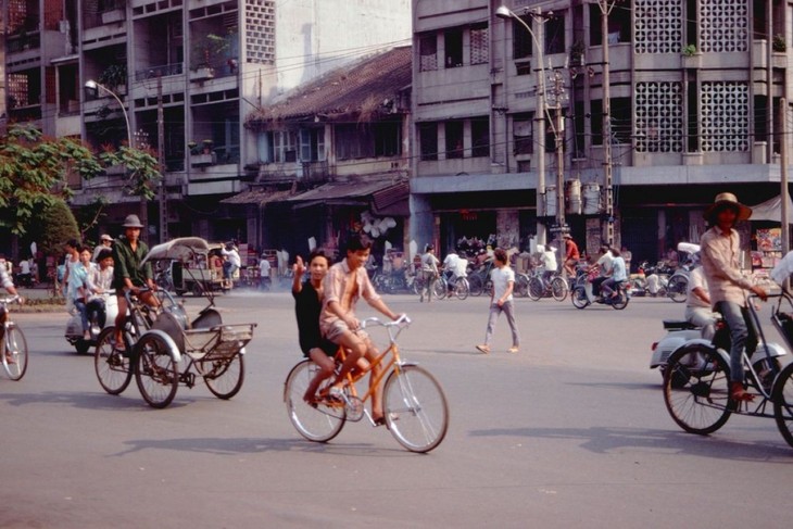Interesting photos showcase Saigon traffic in 1989 - ảnh 16
