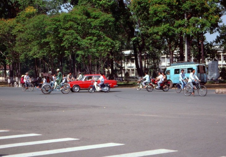 Interesting photos showcase Saigon traffic in 1989 - ảnh 17