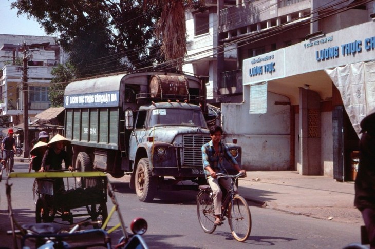 Interesting photos showcase Saigon traffic in 1989 - ảnh 4