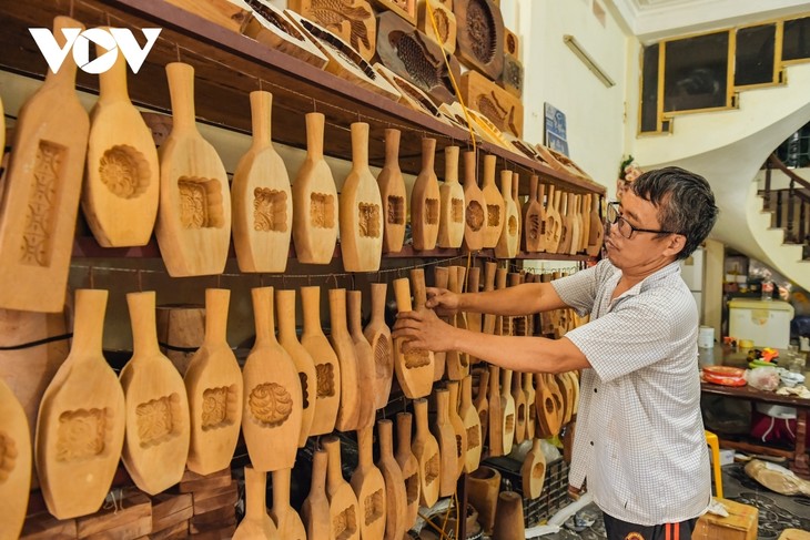 Hanoi family keeps tradition of making wooden mooncake moulds alive - ảnh 12