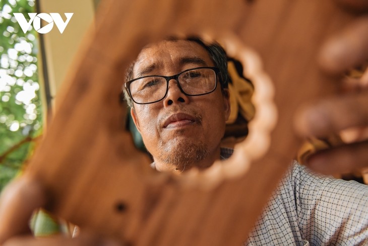 Hanoi family keeps tradition of making wooden mooncake moulds alive - ảnh 1