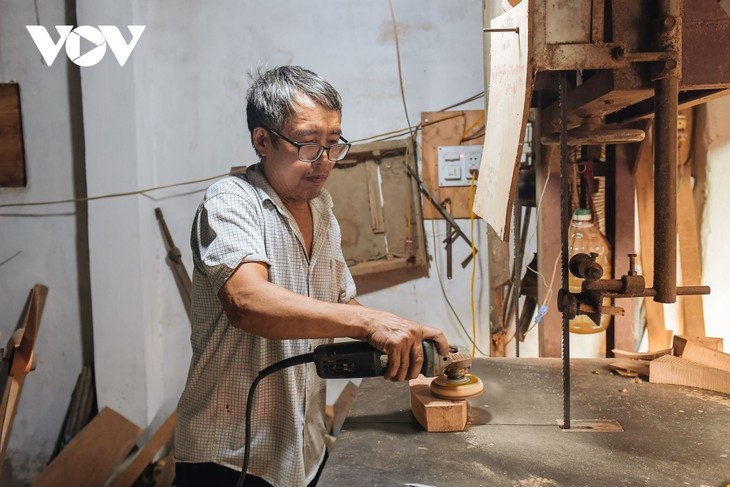 Hanoi family keeps tradition of making wooden mooncake moulds alive - ảnh 2