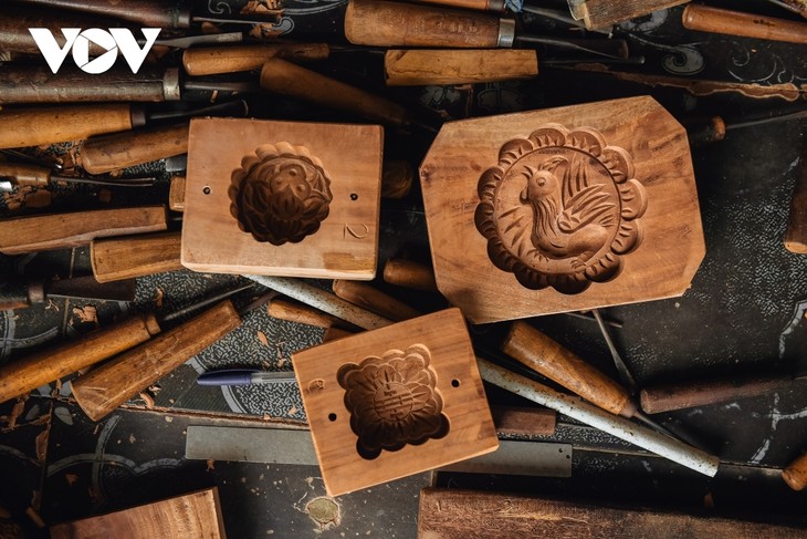 Hanoi family keeps tradition of making wooden mooncake moulds alive - ảnh 5