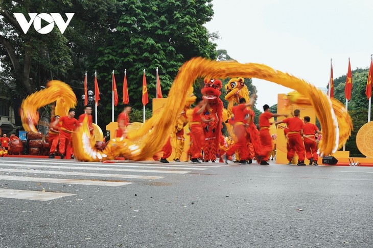 Dragon Dance Festival 2020 excites crowds in Hanoi - ảnh 14