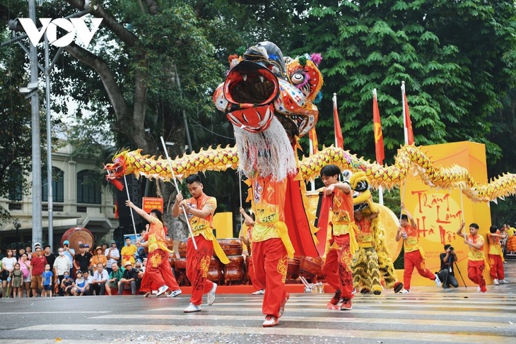 Dragon Dance Festival 2020 excites crowds in Hanoi - ảnh 3