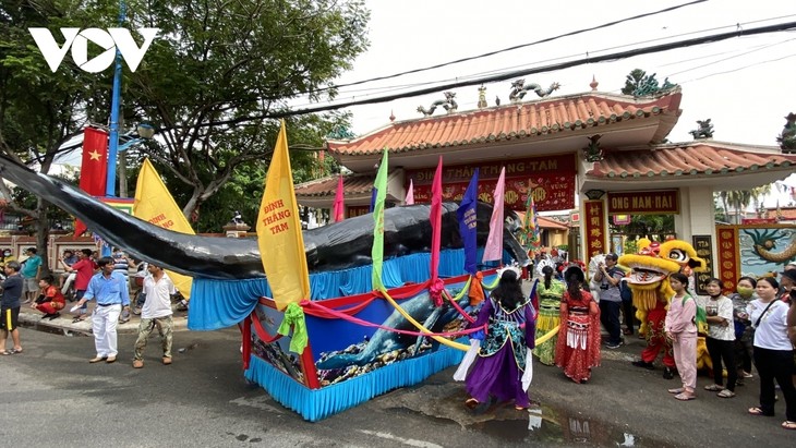 Whale worshipping festival excites crowds in Vung Tau city - ảnh 6