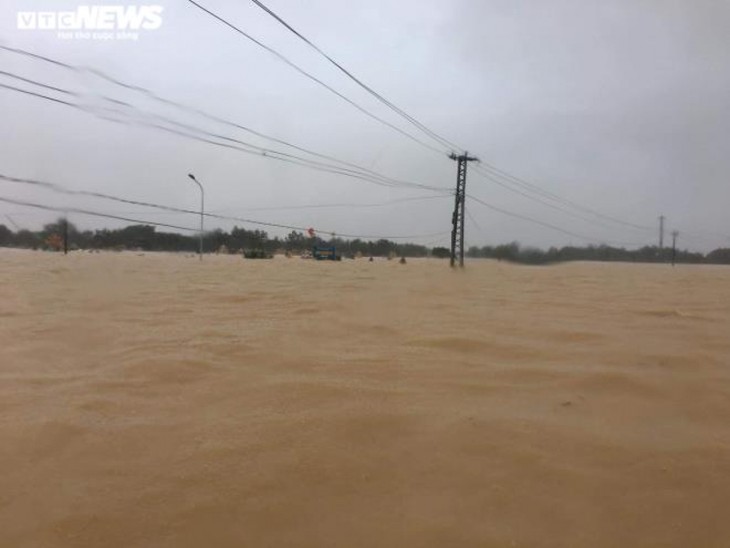 Severe flooding wreaks havoc in central Vietnam - ảnh 5