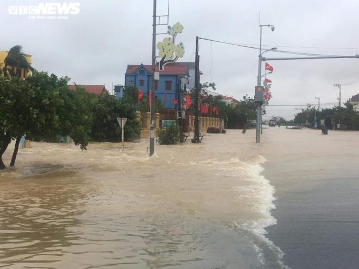 Severe flooding wreaks havoc in central Vietnam - ảnh 6