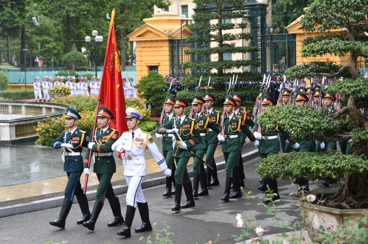 Official welcome ceremony for Japanese PM in Hanoi - ảnh 1