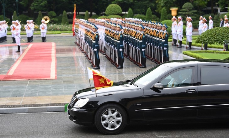 Official welcome ceremony for Japanese PM in Hanoi - ảnh 2