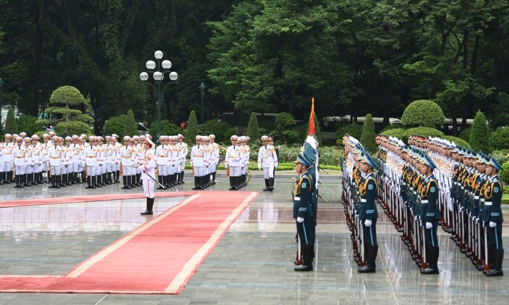 Official welcome ceremony for Japanese PM in Hanoi - ảnh 3