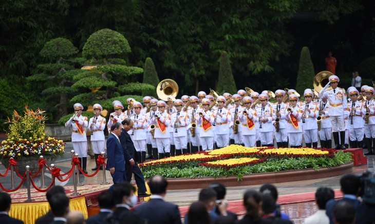 Official welcome ceremony for Japanese PM in Hanoi - ảnh 6