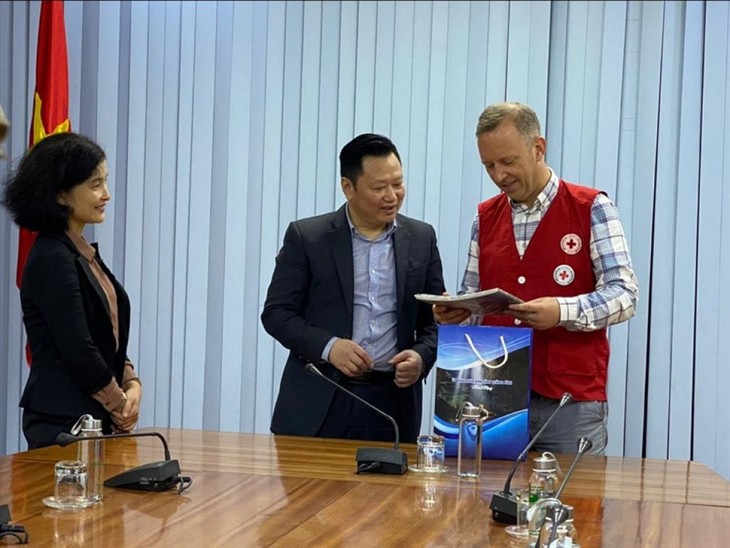 British Ambassador presents gifts to flood victims in Quang Binh - ảnh 4
