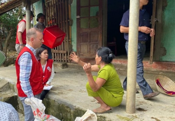 British Ambassador presents gifts to flood victims in Quang Binh - ảnh 9