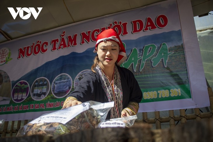 A glimpse of wintery festival on Bac Ha Plateau - ảnh 9