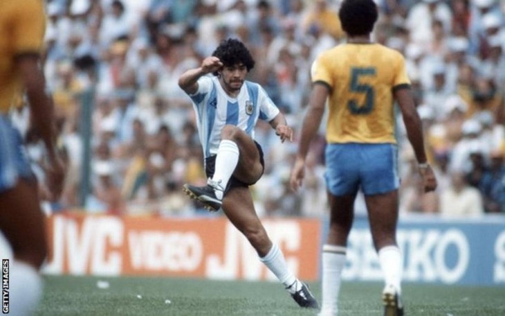 Sự nghiệp vinh quang của Diego Maradona qua ảnh - ảnh 7