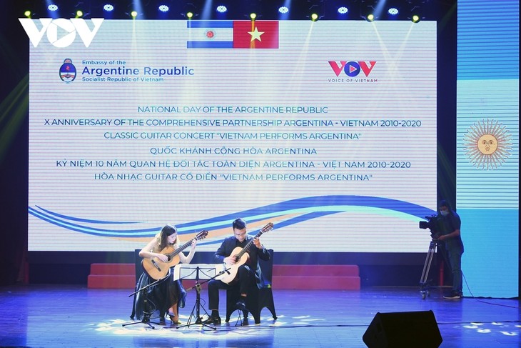 “Vietnam performs Argentina” guitar concert excites crowds in Hanoi - ảnh 9