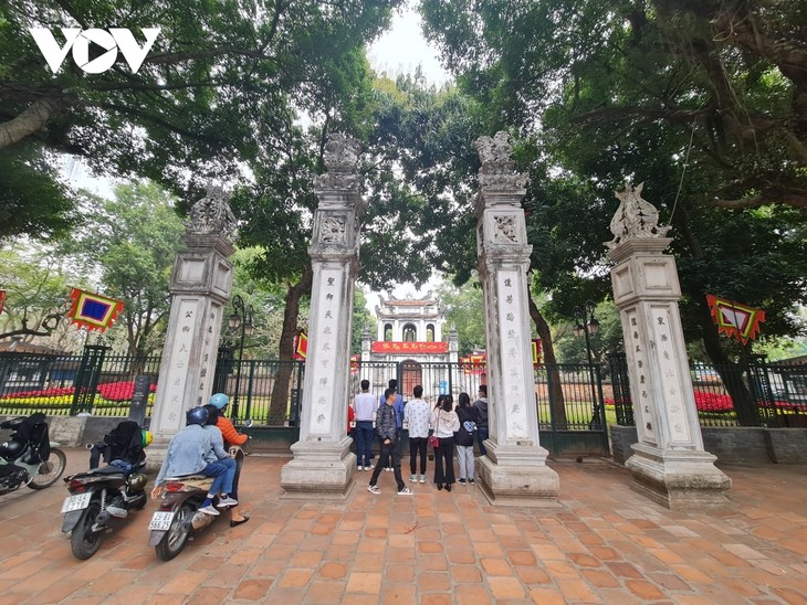 Pagodas and temples close in Hanoi amid COVID-19 fears - ảnh 6