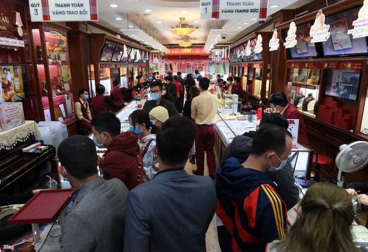 Jewellers expect shopping spree on God of Wealth Day - ảnh 9