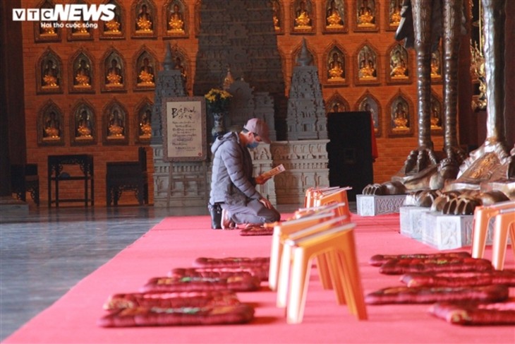 Largest Vietnamese pagoda remains quiet at start of new lunar year - ảnh 4