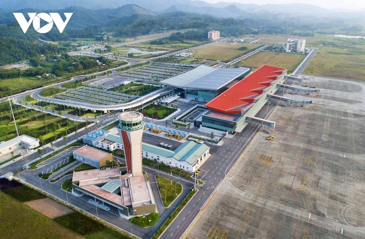 Van Don International Airport welcomes back first passengers after closure - ảnh 1