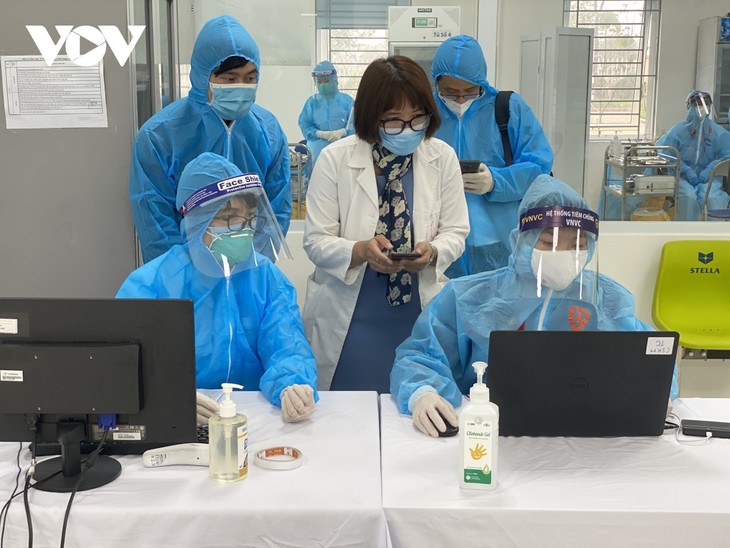 Female frontline healthcare workers get COVID-19 vaccine shot - ảnh 3
