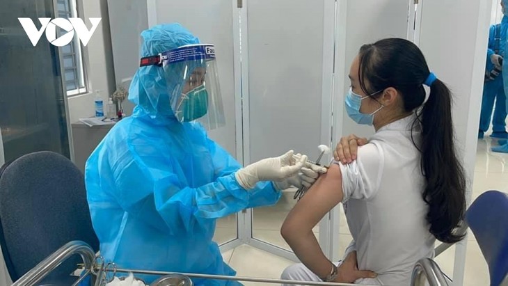 Female frontline healthcare workers get COVID-19 vaccine shot - ảnh 6