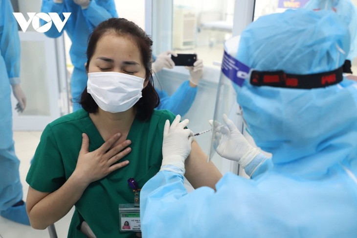 Female frontline healthcare workers get COVID-19 vaccine shot - ảnh 9