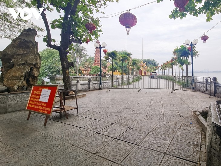 Parks, relic sites, worship places in Hanoi shut amid COVID-19 threats - ảnh 11