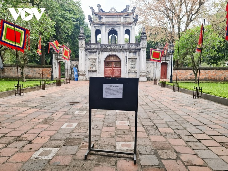 Parks, relic sites, worship places in Hanoi shut amid COVID-19 threats - ảnh 8