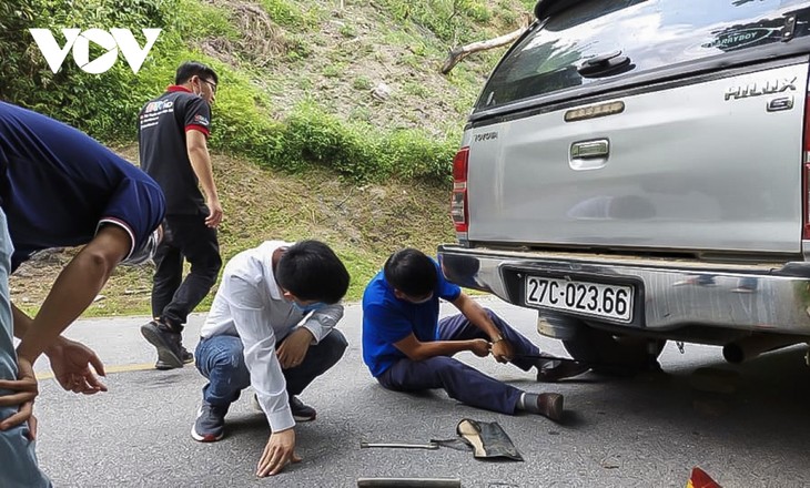 Images show journalists braving danger to report on COVID-19 - ảnh 9