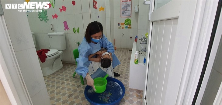A close look at COVID-19 quarantine site for kids in Vietnam - ảnh 9