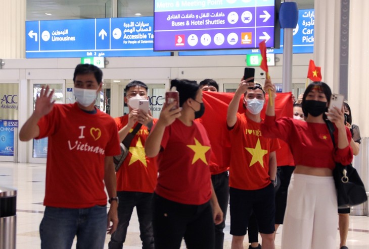 National squad receive warm welcome in UAE ahead of World Cup qualifiers - ảnh 3