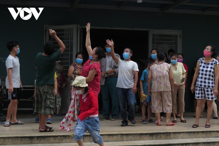 Da Nang lifts lockdown on some residential areas linked to COVID-19 outbreaks - ảnh 5