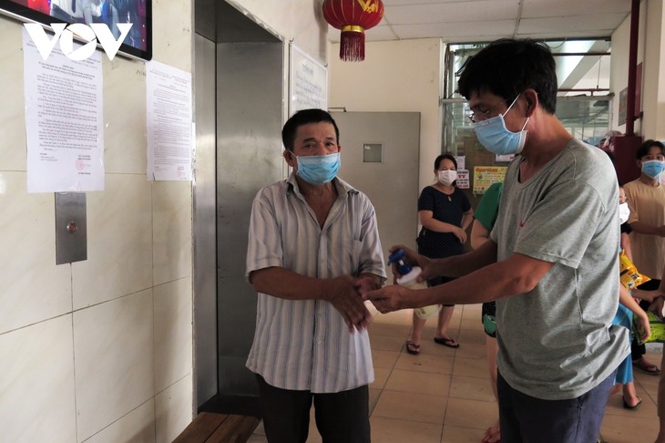 Da Nang lifts lockdown on some residential areas linked to COVID-19 outbreaks - ảnh 6