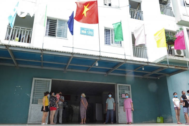 Da Nang lifts lockdown on some residential areas linked to COVID-19 outbreaks - ảnh 7