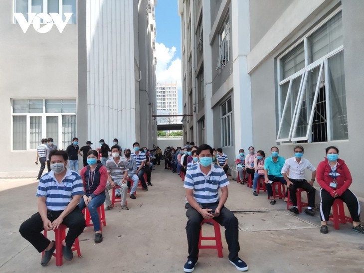 Thousands of HCM City workers get COVID-19 vaccine shot - ảnh 1