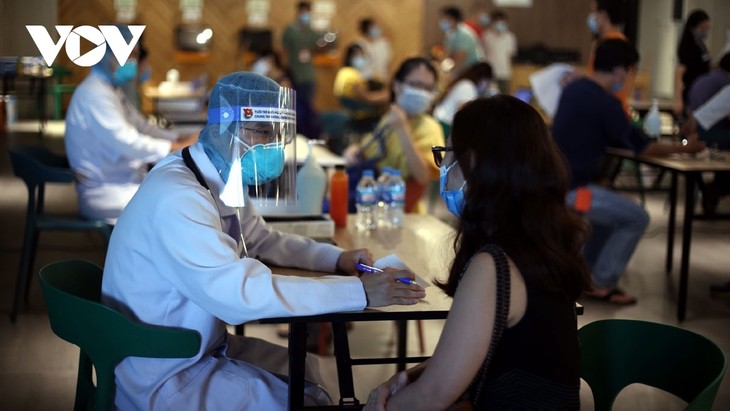 Thousands of HCM City workers get COVID-19 vaccine shot - ảnh 4