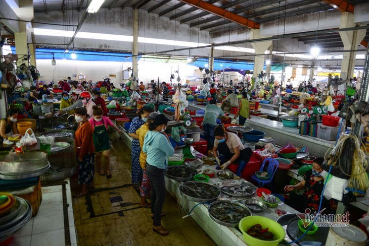 Market in HCM City issues coupons to locals amid COVID-19 fight - ảnh 11