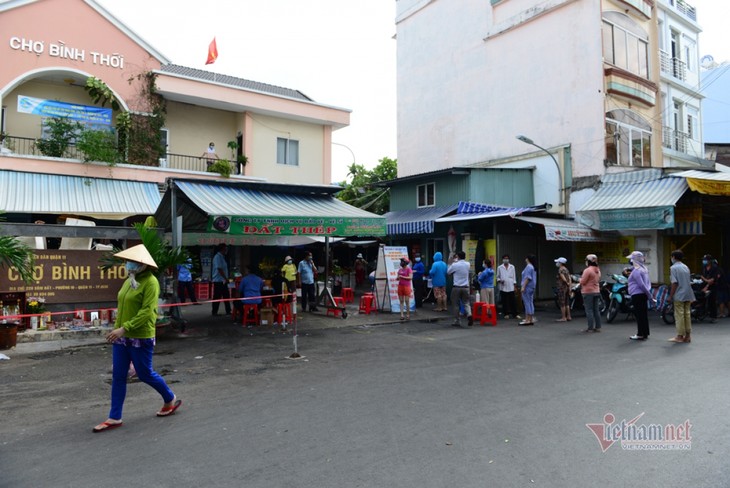 Market in HCM City issues coupons to locals amid COVID-19 fight - ảnh 1