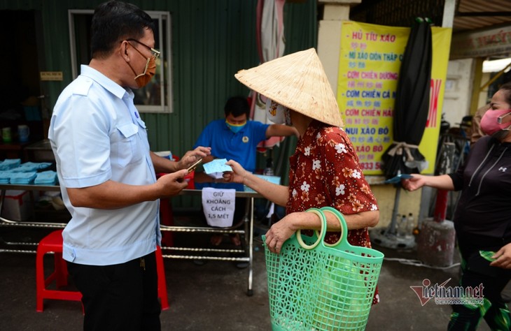 Market in HCM City issues coupons to locals amid COVID-19 fight - ảnh 4