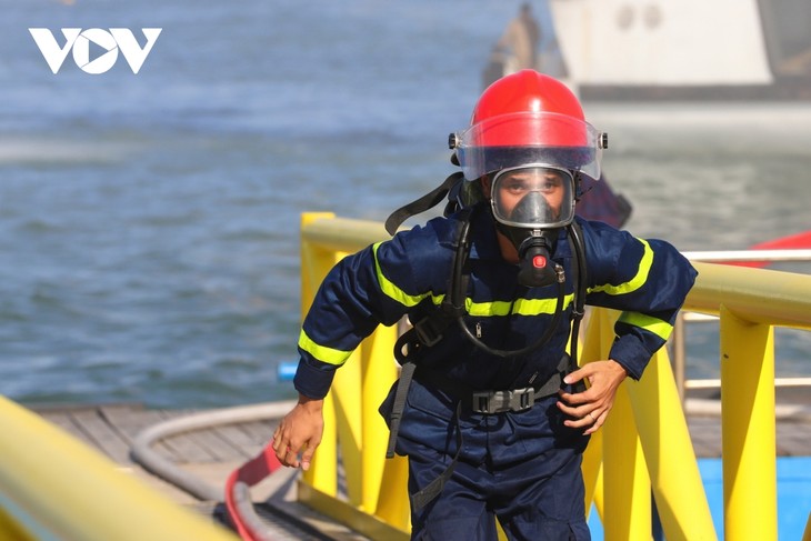 Diễn tập quy mô lớn phương án chữa cháy tàu du lịch trên vịnh Hạ Long - ảnh 4