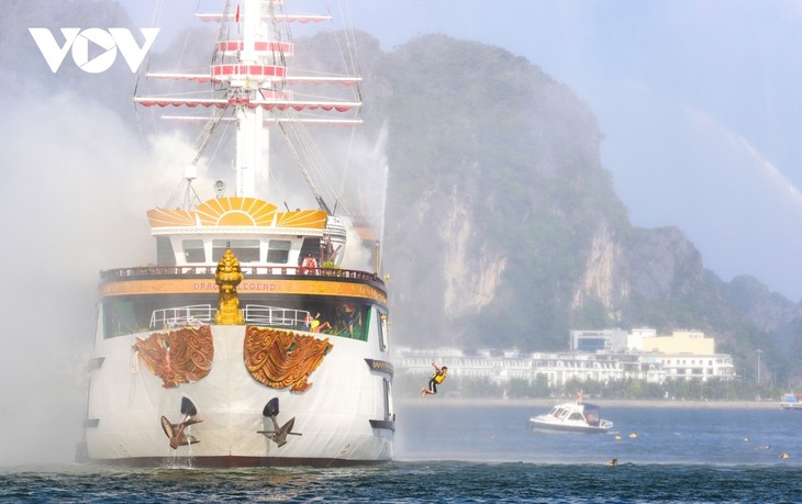Diễn tập quy mô lớn phương án chữa cháy tàu du lịch trên vịnh Hạ Long - ảnh 6