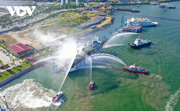Diễn tập quy mô lớn phương án chữa cháy tàu du lịch trên vịnh Hạ Long - ảnh 8