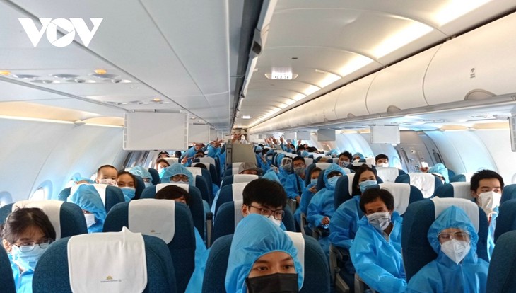 Cận cảnh chuyến bay đầu tiên đưa người dân Đà Nẵng chở về từ vùng dịch TP.HCM - ảnh 1