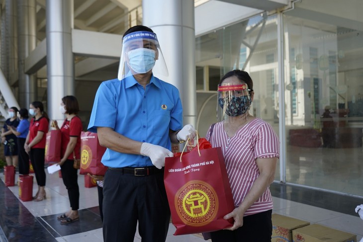 “Xe buýt siêu thị 0 đồng” kịp thời hỗ trợ người lao động Hà Nội ảnh hưởng do dịch COVID-19 - ảnh 4