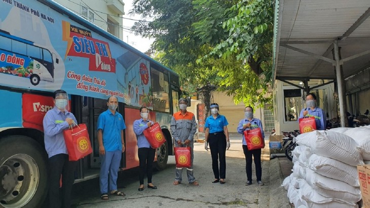 “Xe buýt siêu thị 0 đồng” kịp thời hỗ trợ người lao động Hà Nội ảnh hưởng do dịch COVID-19 - ảnh 5