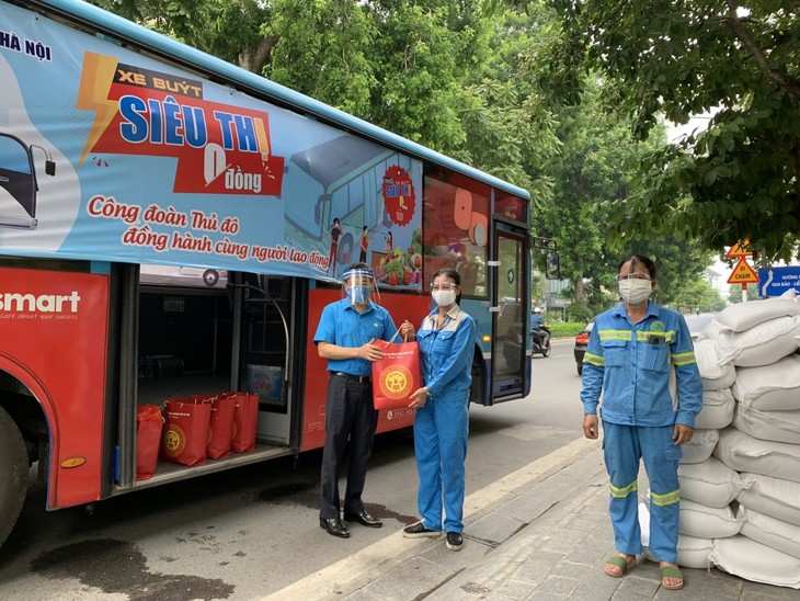 “Xe buýt siêu thị 0 đồng” kịp thời hỗ trợ người lao động Hà Nội ảnh hưởng do dịch COVID-19 - ảnh 9